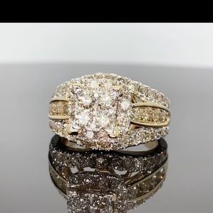 Stunning 2.75 carat, 10k yellow gold diamond ring!! Brand new! Retail $3200!